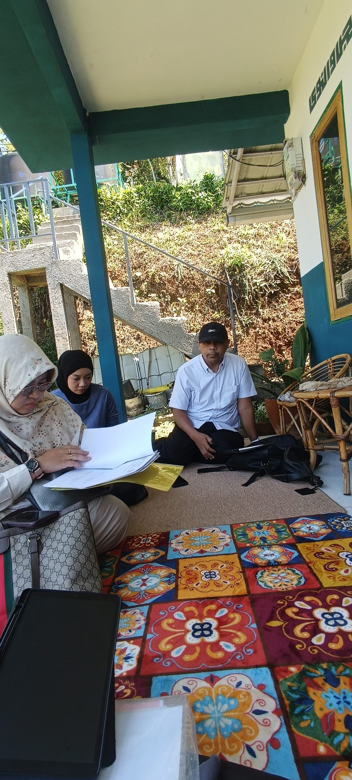 Sesi konsultasi pendampingan halal — tim Menu Halal bersama pelaku usaha membahas dokumen pengajuan