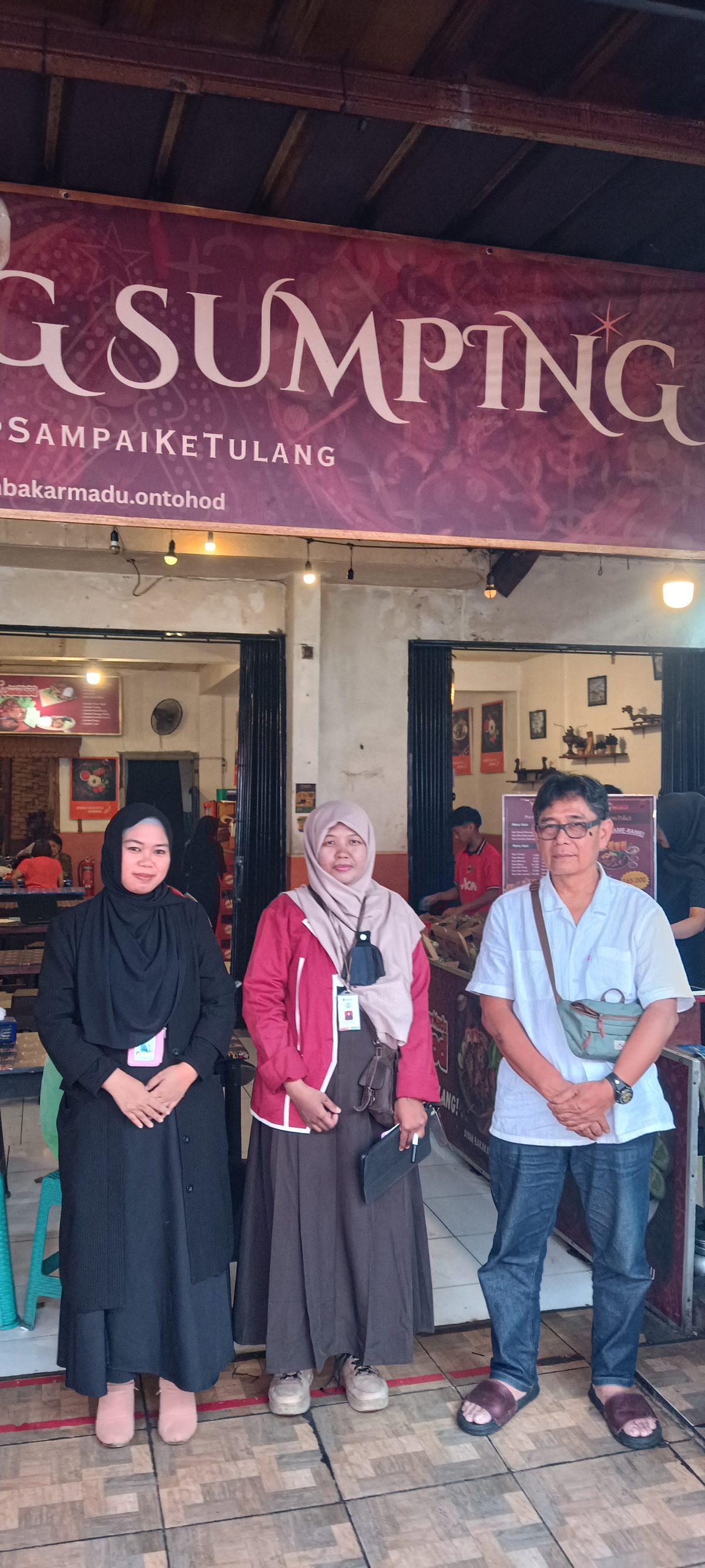 Tim Menu Halal saat kunjungan pendampingan sertifikasi halal di resto mitra, Kota Bandung